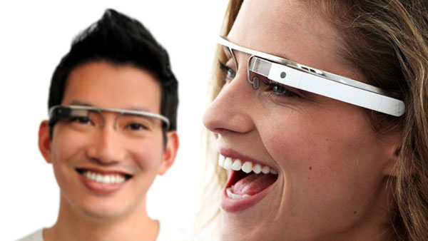 Um homem e uma mulher utilizando o Óculos Google Glass